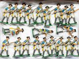 de nombreuses figurines de soldats rangées dans une boîte