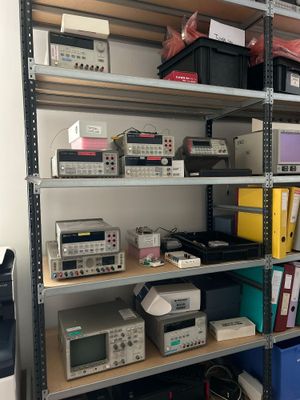 de nombreux appareils électroniques sur les étagères de la pièce