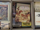 beaucoup de livres dans la boîte sur l'étagère