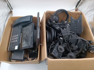 deux boîtes contenant du matériel électronique, posées sur une table