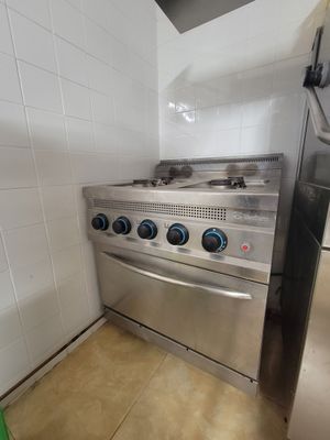une cuisinière et un four en acier inoxydable dans une cuisine