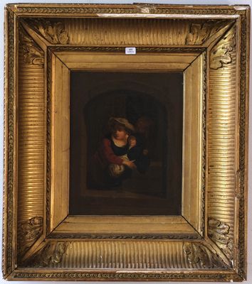 une peinture à l'huile représentant une femme tenant un enfant dans ses bras, dans un cadre doré