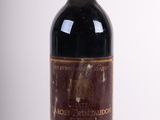 une bouteille de vin posée sur une table