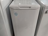 deux lave-linge et un sèche-linge dans une pièce