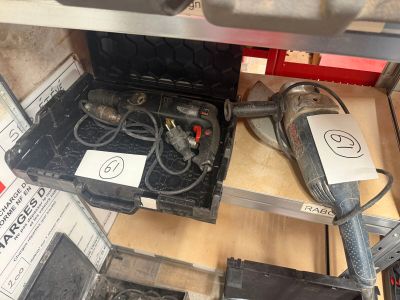 de nombreux types d'outils différents exposés dans un magasin