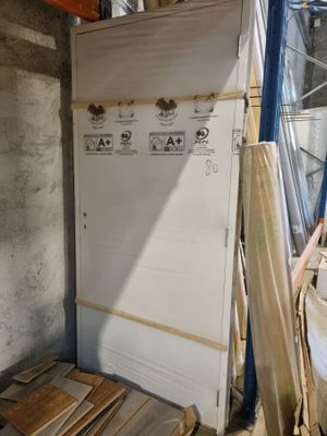 un réfrigérateur blanc dans une pièce dont le sol est en bois