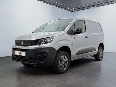 La nouvelle camionnette Peugeot est garée dans une grande pièce.