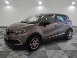 la voiture grise est garée sur le sol en damier d'un garage