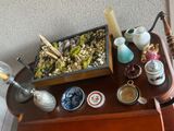 une petite table sur laquelle se trouve une plante en pot