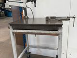 La machine est posée sur la table dans l'entrepôt.