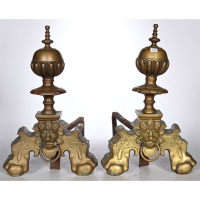 PAIRE DE CHENETS DE STYLE LOUIS XIII et leurs fers en bronze…