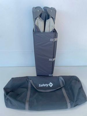 un sac posé par terre à côté d'une paire de chaussures