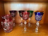 Plusieurs verres à vin sont alignés sur une étagère dans un placard
