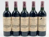 six bouteilles de vin sont alignées sur une surface blanche