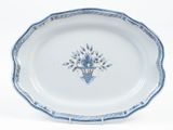 une assiette bleue et blanche ornée d'un motif floral