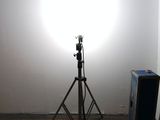 a light that is on a tripod in a room
