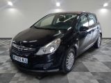 la photo d'une petite voiture noire garée dans un garage
