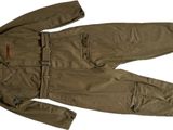 une veste et un pantalon sur fond blanc, avec un fond blanc