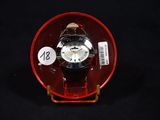 une montre rouge avec un cadran blanc dans un boîtier rouge