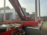 une grue rouge posée sur le toit d'un camion