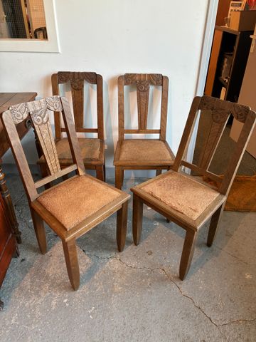 Suite de 4 chaises décor sculpté de fleurs stylisées, vers 1930, 