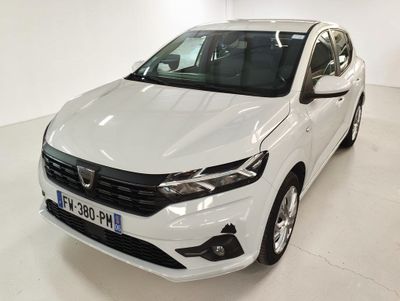 La voiture blanche est garée dans une pièce blanche au sol blanc.