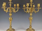 paire de candélabres anciens en laiton avec fleurs et feuilles