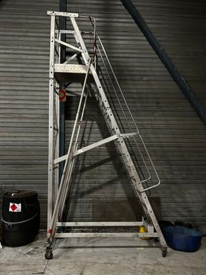 une échelle appuyée contre un mur dans un garage