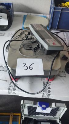 un téléphone portable posé sur une table