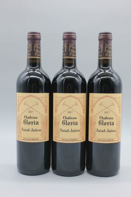 trois bouteilles de vin rouge posées côte à côte sur une table