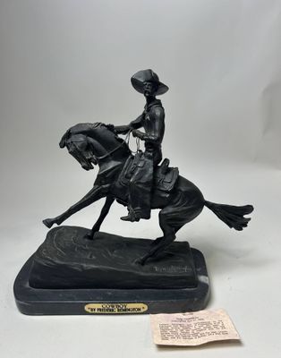 une statue représentant un homme à cheval, coiffé d'un chapeau