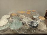de nombreuses assiettes et bols emballés dans du plastique, posés sur une table