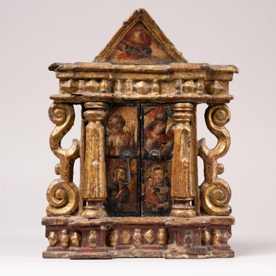 statue de la Vierge à l'Enfant dans un retable en bois