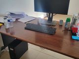 un bureau équipé d'un écran d'ordinateur et d'un clavier