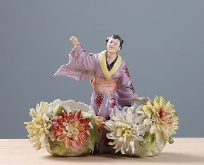 Bouquetière en porcelaine polychrome figurant une japonaise …