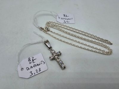 Gros plan sur un collier orné d'une croix