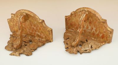 paire de serre-livres en bois sculpté ornés d'un motif de feuilles