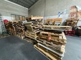 de nombreuses palettes de bois empilées dans un entrepôt