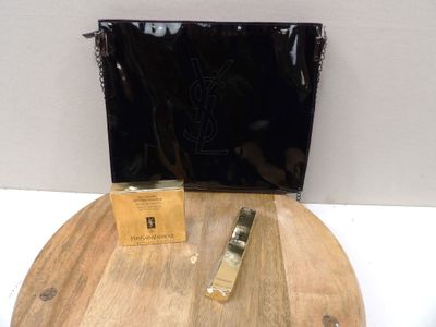 un flacon de parfum posé sur une table en bois