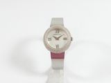 gros plan d'une montre-bracelet sur une surface blanche