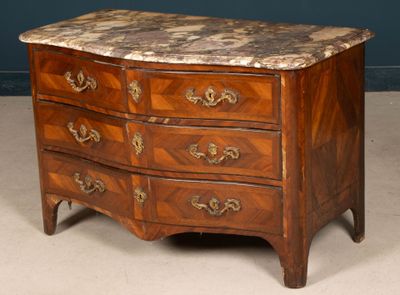 Commode à façade galbée en frisage de satiné ouvrant à cinq …