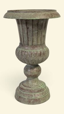 un grand vase posé sur une table