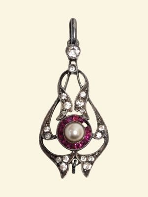 Pendentif en métal argenté en forme de goutte à décor ajouré…