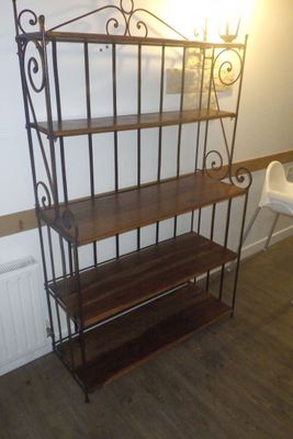 une étagère en métal surmontée d'une étagère en bois