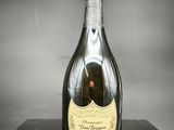 gros plan d'une bouteille de champagne sur une table