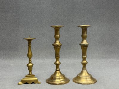 Paire de flambeaux et un pique cierge en bronze style Louis …