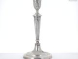 une bougie en argent posée sur une table
