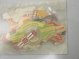 un sac en plastique rempli d'un assortiment de bonbons et de confiseries