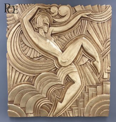 un gros plan sur la sculpture d'une femme sur une vague