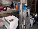 une échelle appuyée contre un mur dans un garage